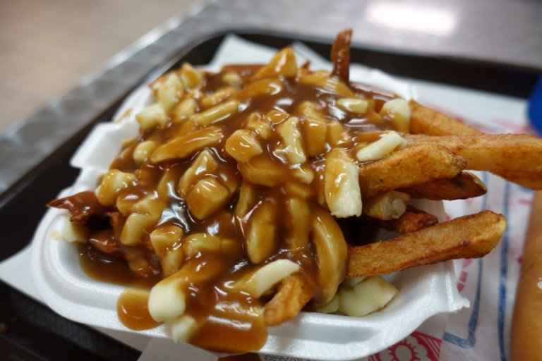 Patatas en salsa: poutine de Canadá