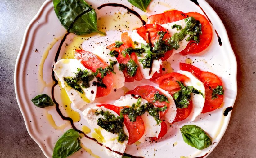 ensalada de tomate, albahaca