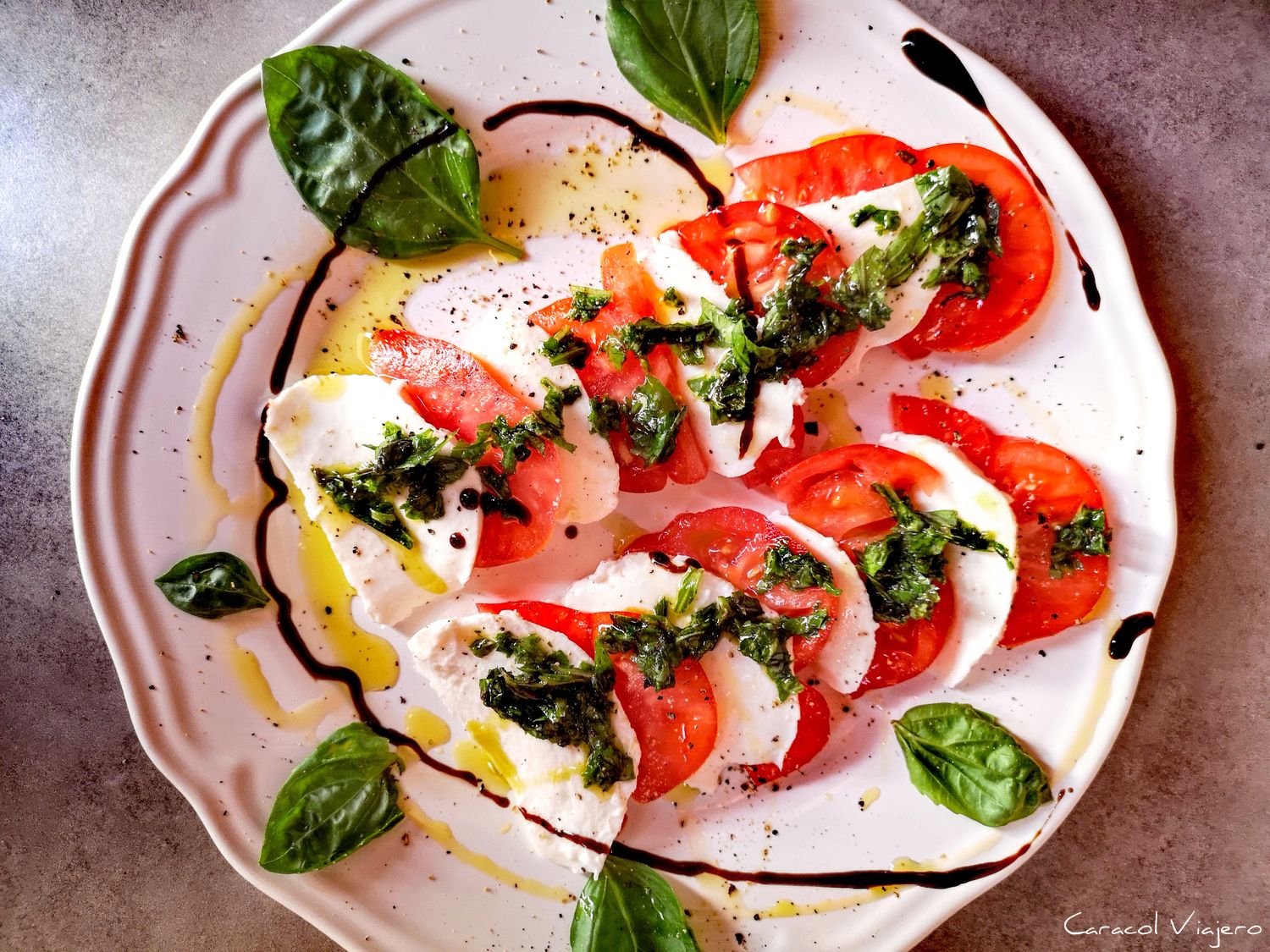 ensalada de tomate, albahaca
