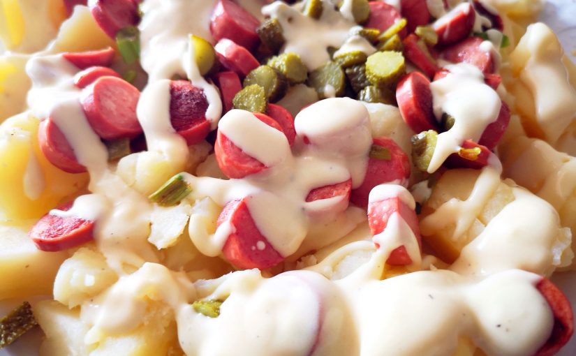 ensalada alemana de patatas y salchichas
