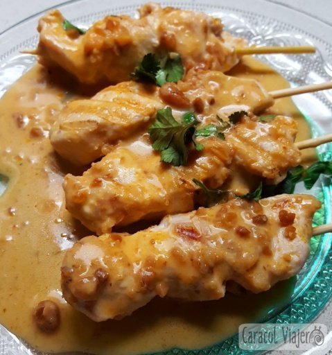 satay de pollo con salsa de cacahuete