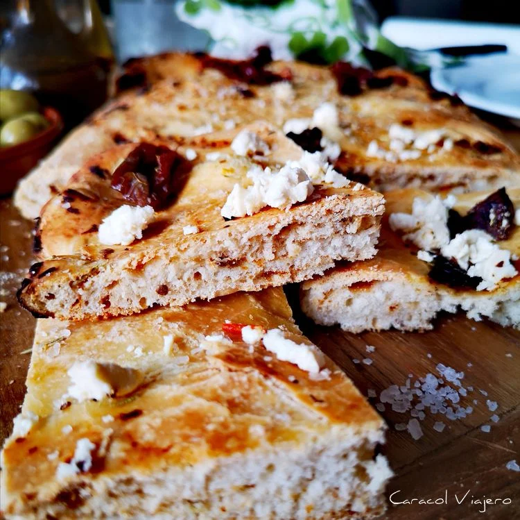 Focaccia con masa madre rellena de tomate seco