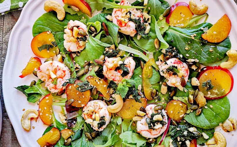 ensalada con langostinos y espinacas