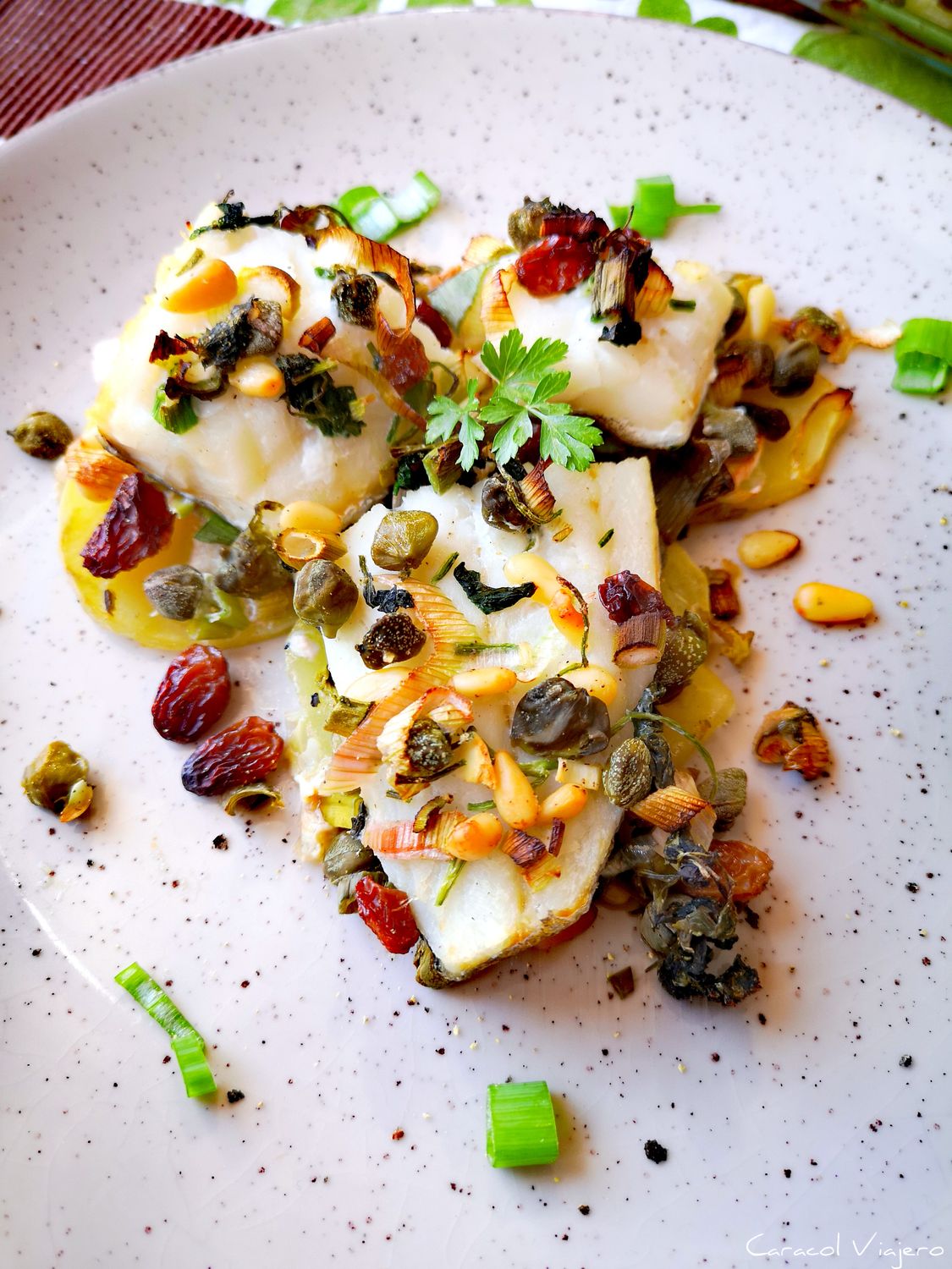 Bacalao con pasas y piñones