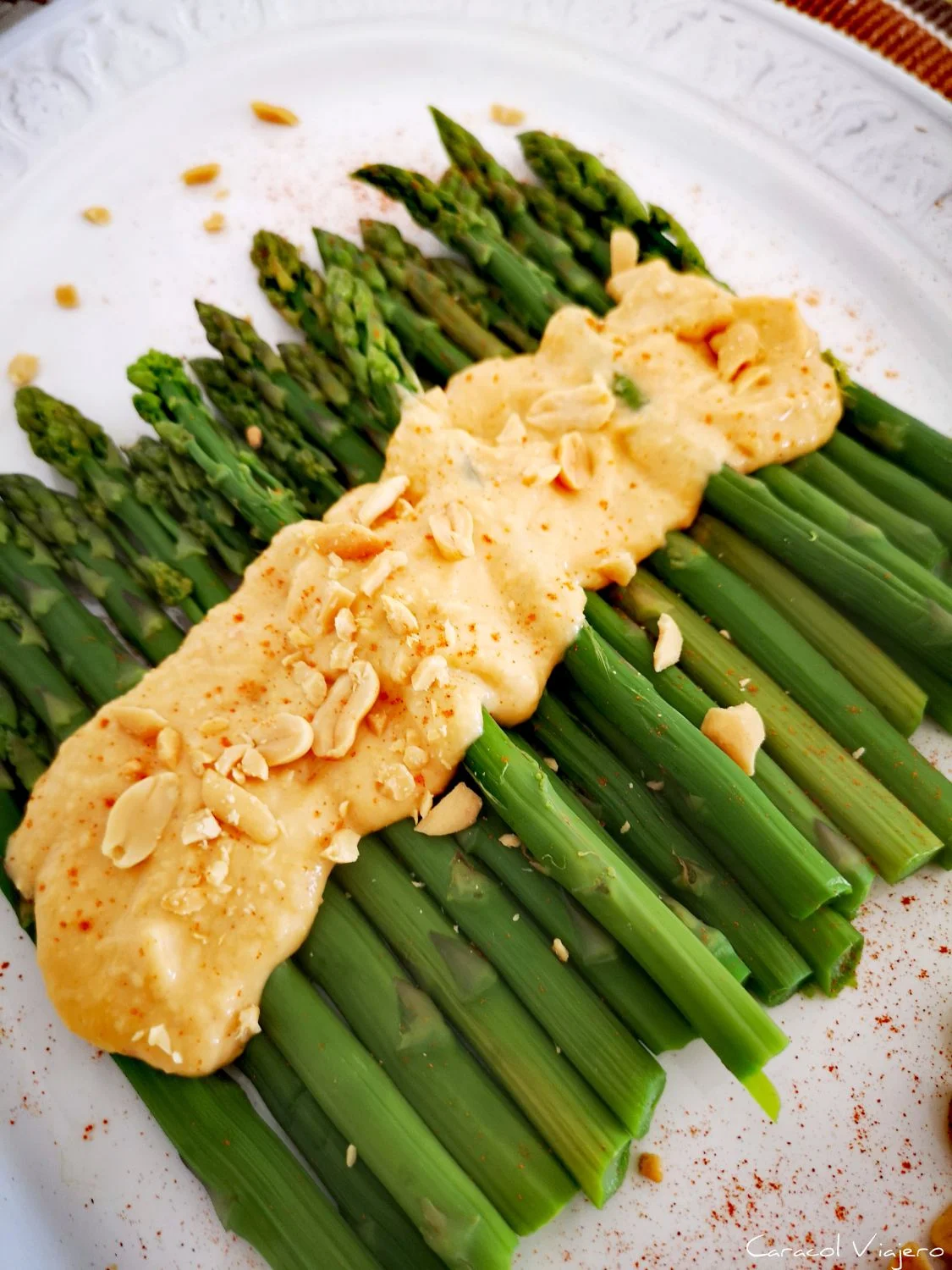 Espárragos trigueros con salsa cremosa de cacahuete