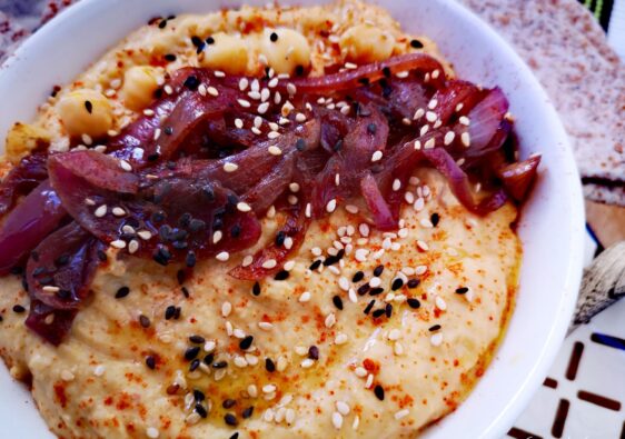 Hummus de sabores diferentes: cebolla caramelizada