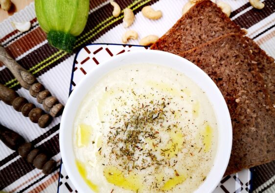 Crema de coliflor y calabacín con anacardos