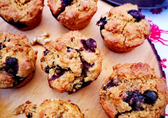 Muffins de arándanos frescos, naranja y nueces