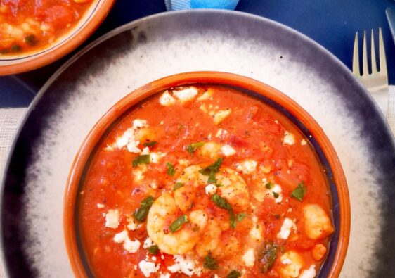 Gambas con queso feta y salsa de tomate
