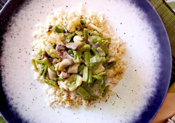 Espárragos salteados con champiñones y marisco